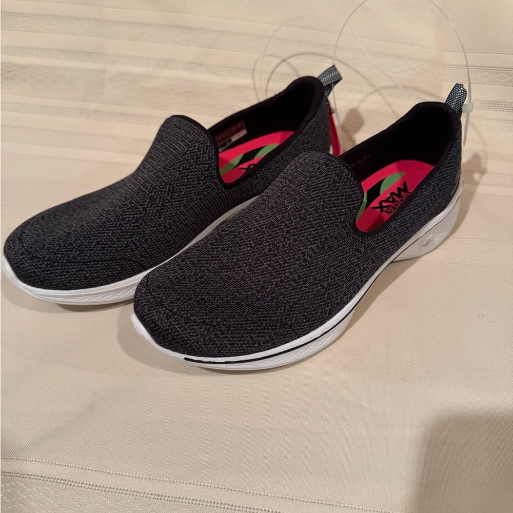 Skechers GOGA MAX Slip-On Walking Tennis Shoes Size 7 charcoal gray black